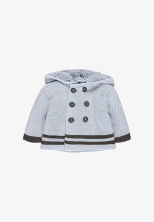 Lyseblå strikfrakke med en pelsforet hætte, dobbeltradede knapper og mørkebrune striber ved kant og ærmer. Blød tekstur.