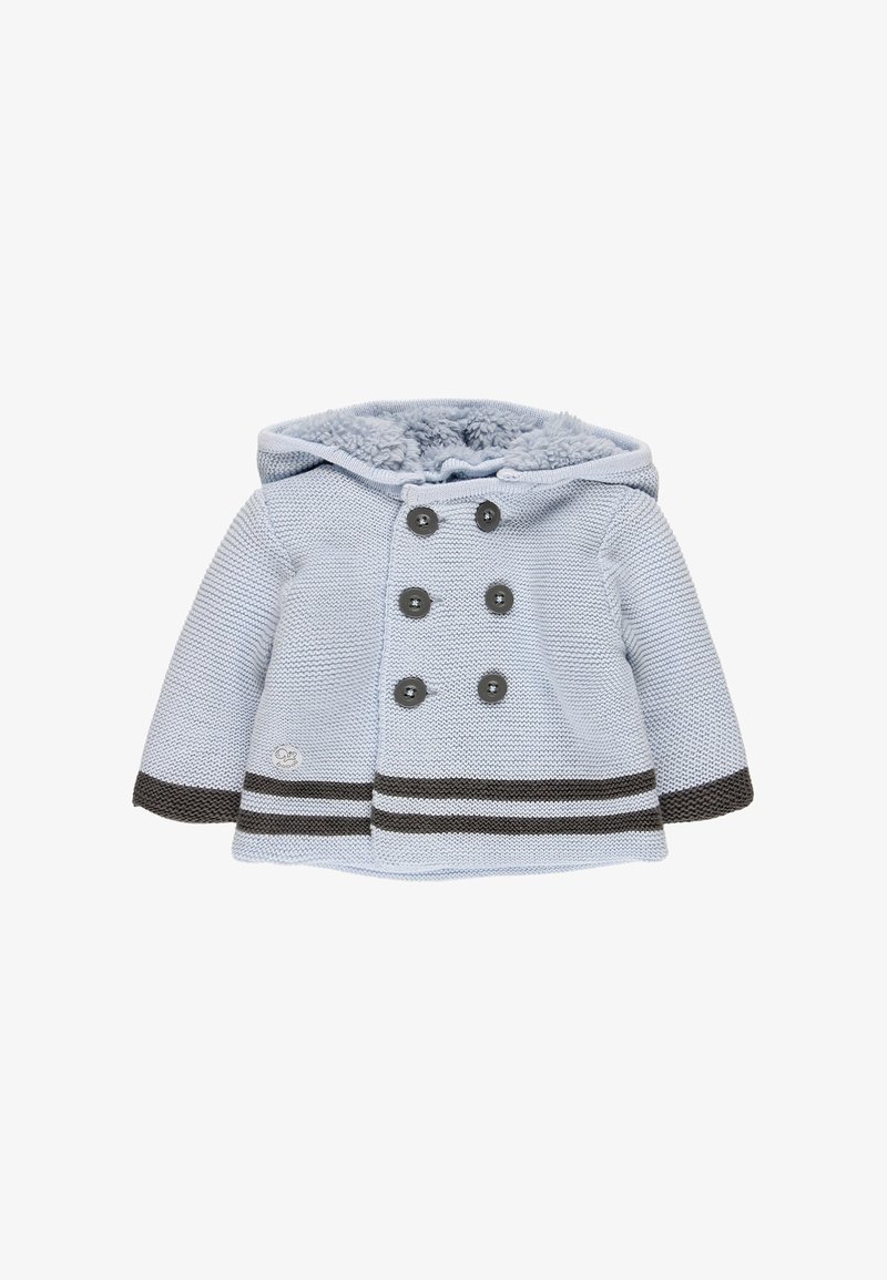 Manteau tricoté bleu clair avec une capuche doublée de fourrure, des boutons croisés et des rayures marron foncé à l'ourlet et aux manches. Texture douce.