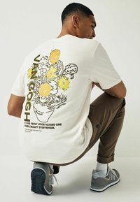 Next HOKUSAI THE GREAT WAVE LICENSE STANDARD - Marškinėliai su spaudiniu - ecru van gogh sunflowers