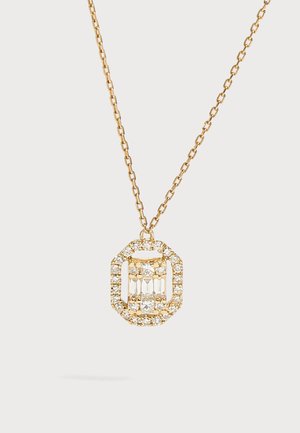Collier chaîne en or avec un pendentif octogonal serti de petites pierres précieuses claires entourant une disposition géométrique de pierres rectangulaires et rondes.