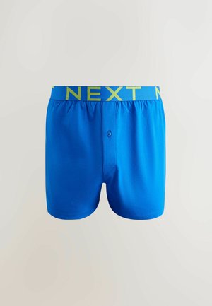 Blå herreboxershorts med en glat tekstur og knaplukning foran. Taljebåndet har "NEXT" i kontrasterende, lys grøn skrift.