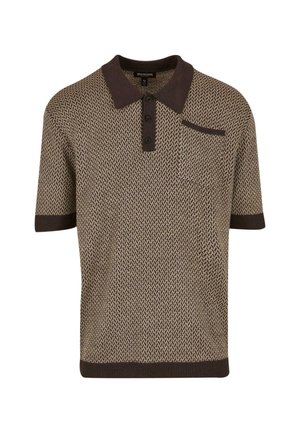 Polo de manga corta con un patrón geométrico marrón, cuello marrón oscuro, placket abotonado y un pequeño bolsillo en el pecho.