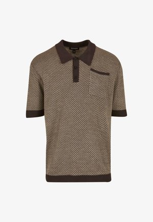 Polo de manga corta con un patrón geométrico marrón, cuello marrón oscuro, placket abotonado y un pequeño bolsillo en el pecho.