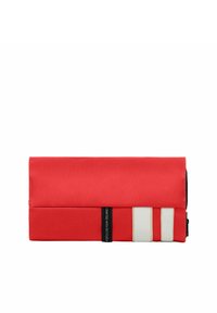 Portafoglio rosso ripiegato realizzato in materiale sintetico liscio. Presenta tre strisce bianche e un'etichetta nera con la scritta "realizzato con materiali riciclati."