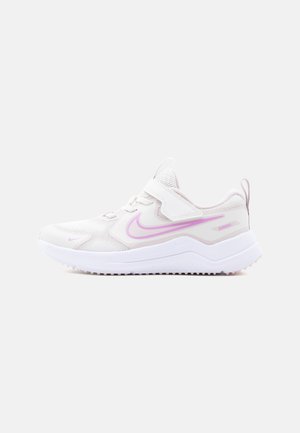 Fehér és világos rózsaszín Nike futócipő hálós felsőrésszel, tépőzáras pánttal és vastag párnázott talppal, bal oldalról ábrázolva.