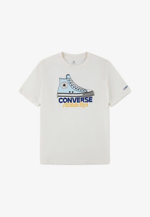 Bela bombažna majica s kratkimi rokavi z modrim tiskom visoke superge Converse in napisom "CONVERSE Athletic Dept." v modri in rumeni barvi.