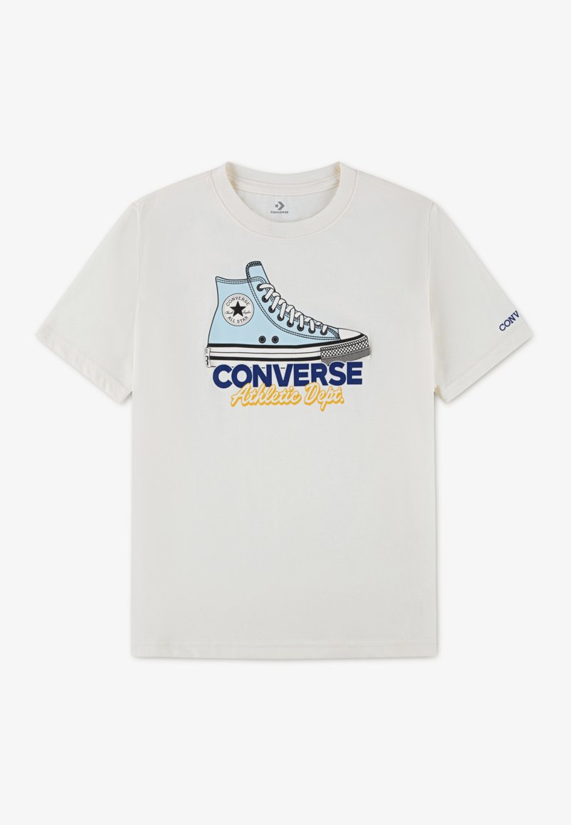 Λευκό βαμβακερό μπλουζάκι με κοντά μανίκια που φέρει γραφικό με μπλε ψηλό παπούτσι Converse και το κείμενο "CONVERSE Athletic Dept." σε μπλε και κίτρινο.