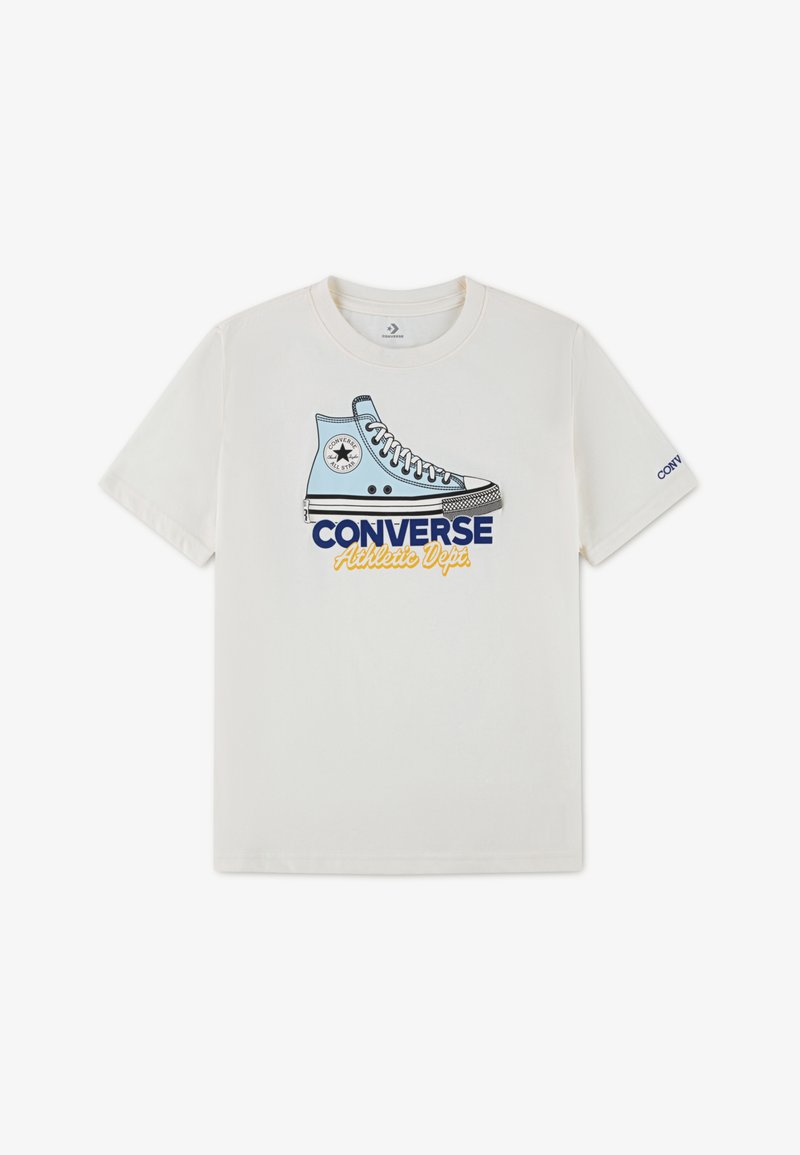 Fehér pamut póló kék Converse magas szárú sportcipő grafikával, rajta kék és sárga "CONVERSE Athletic Dept." felirattal. Rövid ujjú.