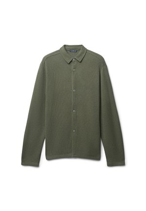 Chemise olive verte à boutons, fabriquée en tissu texturé. Dotée d'un col, de manches longues et d'un ourlet droit avec six boutons assortis.