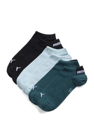 Pięć par niskich skarpet Puma w kolorach czarnym, jasnoniebieskim i ciemnoturkusowym, ułożonych na białym tle, zachodzących na siebie.