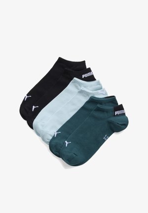 Pięć par niskich skarpet Puma w kolorach czarnym, jasnoniebieskim i ciemnoturkusowym, ułożonych na białym tle, zachodzących na siebie.