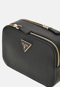 Borsa a tracolla sintetica nera con finiture in oro e logo triangolare. Presenta doppie cerniere e un design strutturato.