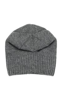 Grijze gebreide beanie met een geribde manchet, voorzien van een platte bovenkant en een gestructureerd patroon, gemaakt van een zacht, warm materiaal.