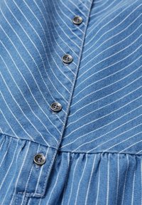 Modré pruhované šaty s knoflíkovým zapínáním na šedé knoflíky, měkká textilie a nařasený detail v pase.