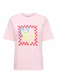 Roze katoenen t-shirt met een afbeelding van een kan en een citroen op een rood-wit geruit achtergrond, met korte mouwen en een ronde halslijn.