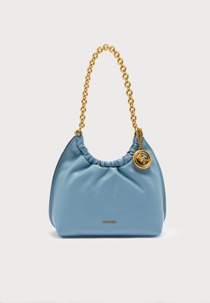 Sac bandoulière en cuir souple bleu clair avec une chaîne dorée comme sangle et un pendentif logo doré circulaire.