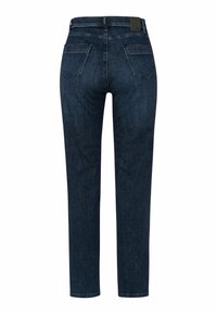 Jean en denim bleu foncé avec jambes droites, deux poches arrière, passants de ceinture et une étiquette de marque noire sur la ceinture.