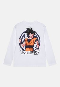 Fehér, hosszú ujjú póló, amelyen egy tüskés fekete hajú karakter látható narancsszínű öltözetben, valamint fekete "Dragon Ball Z" felirat.