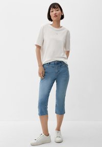 s.Oliver CAPRI MIT SATTELBUND - Jeans Shorts - hellblau