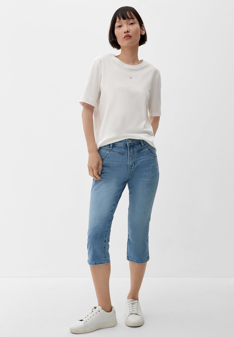 s.Oliver CAPRI MIT SATTELBUND - Jeans Shorts - hellblau