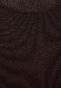 Tissu tricoté marron avec une texture lisse, présentant un col rond et des détails côtelés le long des bords.
