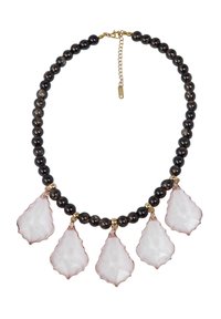 Collana nera di perline con cinque pietre a forma di goccia di rosa pallido, accenti dorati e un gancio con catena regolabile.
