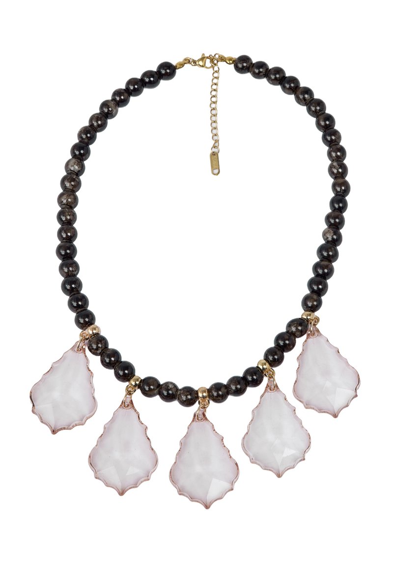Collana nera di perline con cinque pietre a forma di goccia di rosa pallido, accenti dorati e un gancio con catena regolabile.