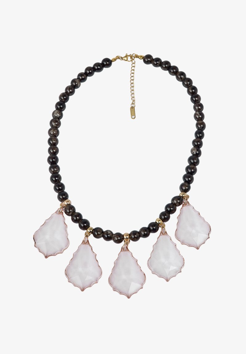 Collana nera di perline con cinque pietre a forma di goccia di rosa pallido, accenti dorati e un gancio con catena regolabile.