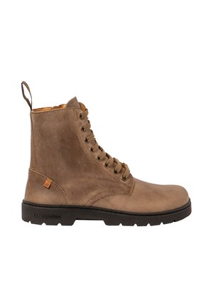Stivaletto marrone in pelle con lacci, suola nera in gomma e linguetta sul retro, mostrato di lato su sfondo bianco.