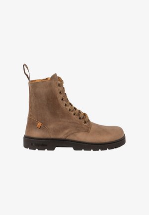 Stivaletto marrone in pelle con lacci, suola nera in gomma e linguetta sul retro, mostrato di lato su sfondo bianco.