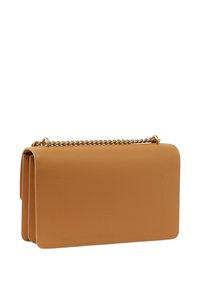 Borsa a spalla in pelle tan con una superficie liscia, tracolla a catena e dettaglio del logo impresso. Forma rettangolare con linee pulite e senza elementi hardware visibili.
