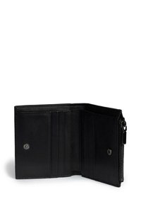 Portafoglio in pelle nera con chiusura a zip, numerosi scomparti per carte e un pulsante a scatto. Texture liscia e design minimalista.