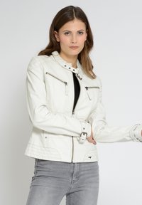 Weiße Lederjacke mit hohem Kragen, vier Reißverschlusstaschen und Gürtelakzenten. Verfügt über abgesteppten Details und taillierte Passform.