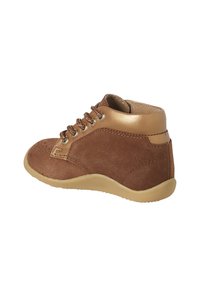 Braune Wildleder-Stiefelette mit goldenen Akzenten, runden Schnürsenkeln, Perforationen im Zehenbereich und flexibler beige Gummisohle.