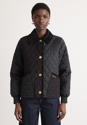 Veste noire matelassée avec un col en velours côtelé, boutons dorés et une poche latérale arborant un logo. Tissu texturé avec une coupe ajustée.