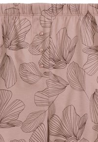 Jasnoróżowy materiał z kwiatowym wzorem w ciemnobrązowych konturach, z trzema dekoracyjnymi guzikami wzdłuż linii talii.