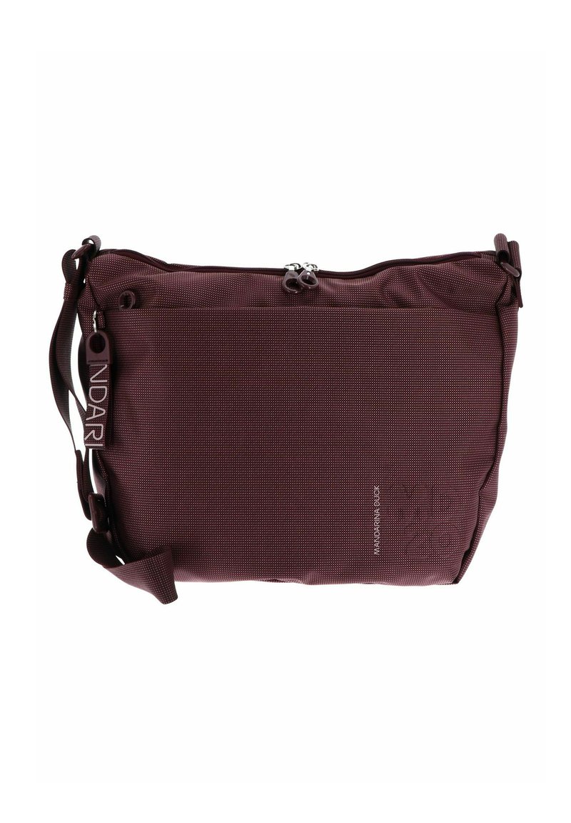 Sac bandoulière bordeaux avec sangle ajustable, fermeture à double zip, poche avant et petit logo de la marque sur le tissu.