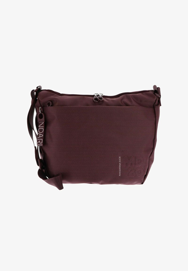 Sac bandoulière bordeaux avec sangle ajustable, fermeture à double zip, poche avant et petit logo de la marque sur le tissu.
