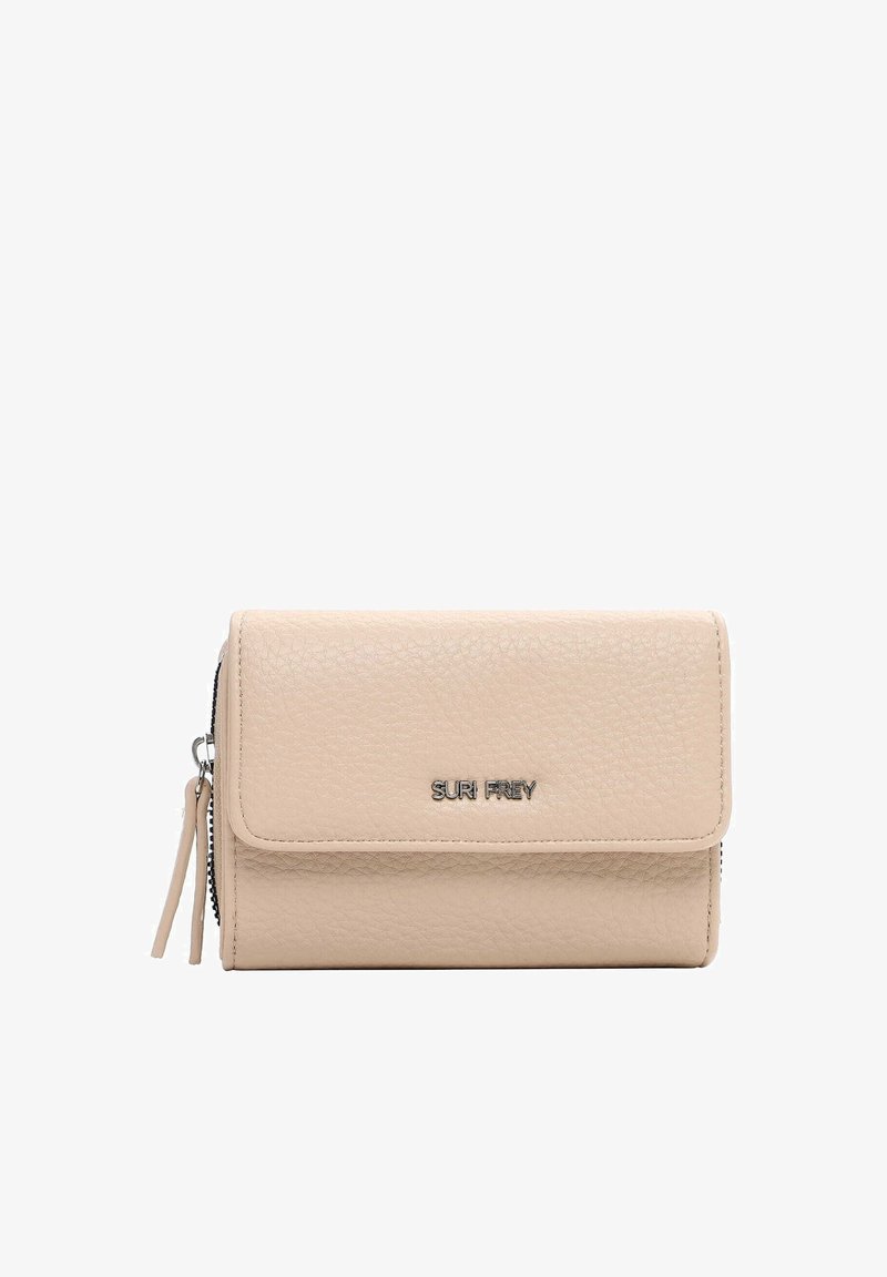 Beige Lederbrieftasche mit strukturierter Oberfläche, Klappenverschluss, seitlichem Reißverschluss und Metalllogo "SURI FREY" in der Mitte vorne.