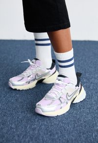 V2K RUN NEWS - Baskets basses - doll/metalilc silver/black/barely grape/coconut milk/photon dust