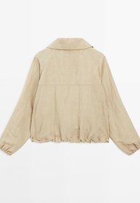 Beżowa, lekka kurtka z kołnierzem, długimi rękawami i elastycznym dołem. Gładka faktura i prosty, nieozdobiony fason.