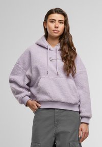 Paarse hoodie gemaakt van pluizige, gestructureerde stof met een voorzak, een trekkoordkap en ribbelboorden en onderrand.
