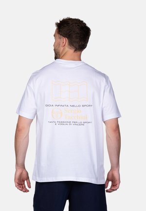 T-shirt en coton blanc à manches courtes, avec un texte graphique jaune et des vagues au dos, texture lisse, coupe décontractée.