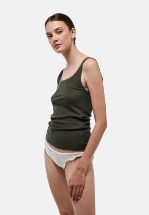 Débardeur côtelé vert olive avec encolure dégagée et fines bretelles, accompagné d'un slip blanc à volants, présenté sur un fond uni.