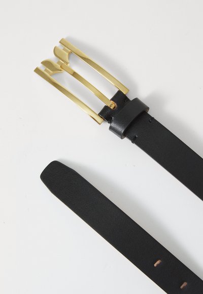 Μαύρη δερμάτινη ζώνη με ορθογώνιο χρυσό μεταλλικό κούμπωμα. Η ζώνη διαθέτει λεία υφή και ομοιόμορφα κατανεμημένες τρύπες για ρύθμιση.