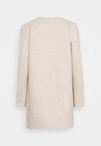 Cappotto di lana beige con forma dritta, maniche lunghe e una trama morbida. Il design presenta cuciture minime e un neckline semplice.