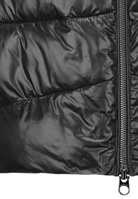 Schwarze Pufferjacke mit glänzender, glatter Textur, vertikalem Steppmuster und metallicfarbenem Reißverschluss auf der rechten Seite.