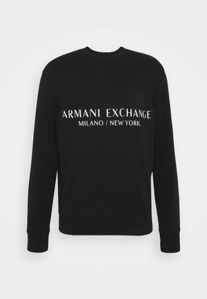 Felpa nera a maniche lunghe con scollo tondo e testo bianco "Armani Exchange Milano / New York" al centro sul davanti.