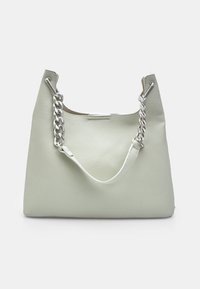 Borsa a tracolla in morbida pelle verde con una superficie testurizzata, dotata di una strap con catena argento e un design spazioso e senza chiusura.