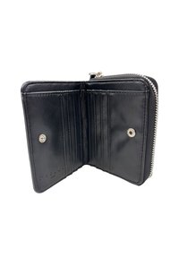 Portafoglio in pelle nera con chiusura a zip, dotato di scomparti per carte, bottone a pressione e nome del marchio impresso sulla parte anteriore. L'interno ha una texture liscia.